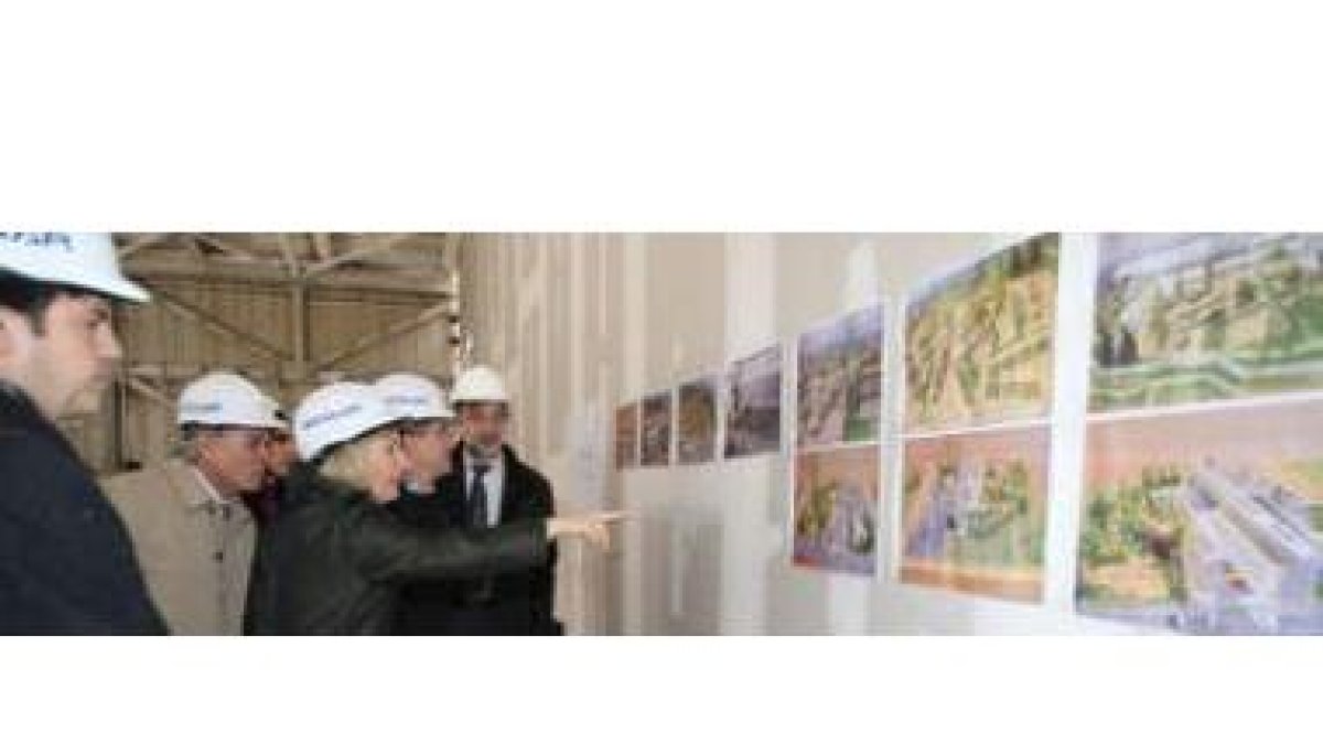Valcarce, en el centro, muestra las recreaciones virtuales del proyecto ante el subdelegado de Gobie