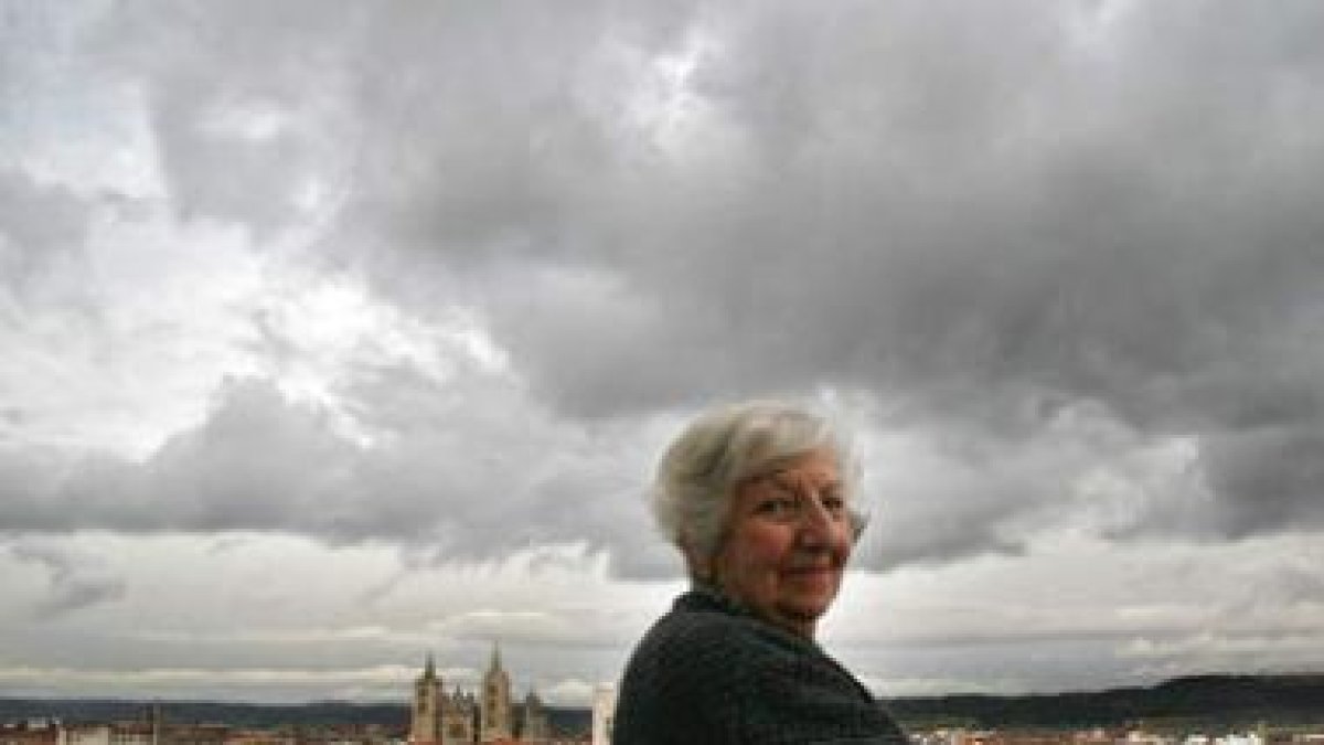 Concha Casado Lobato, con la ciudad de León al fondo.