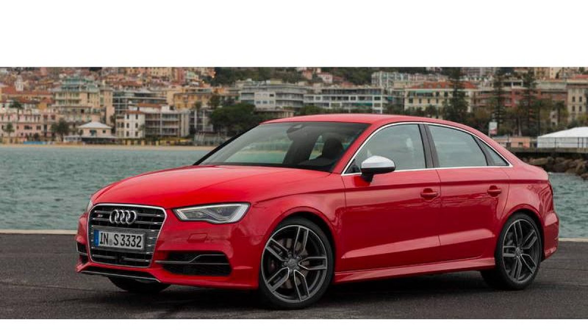 El S3 Sedán entrega 300 CV y homologa 6,9 litros de consumo medio; con el «logo» S3 en primer plano.