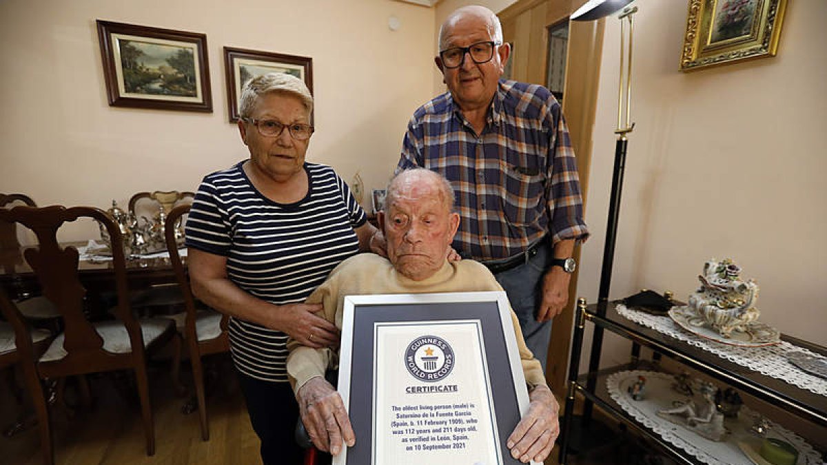 Saturnino de la Fuente con su hija Ángeles y su yerno Bernardo ayer en su casa de León. MARCIANO PÉREZ