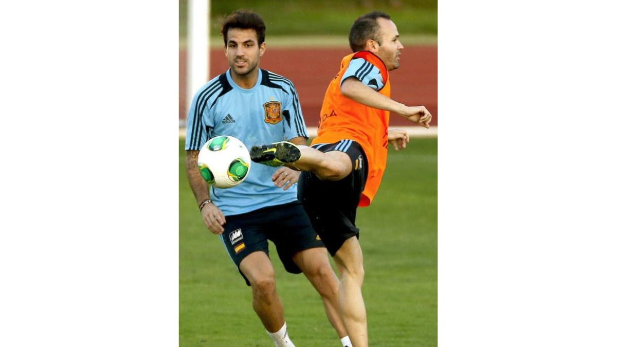 Cesc e Iniesta se entrenaron ayer con el resto del equipo.