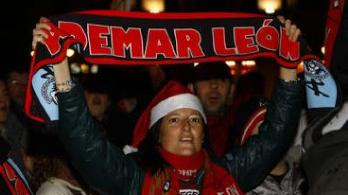 Decenas de leoneses se congregaron en la plaza de Santo Domingo para celebrar la Copa Asobal que gan
