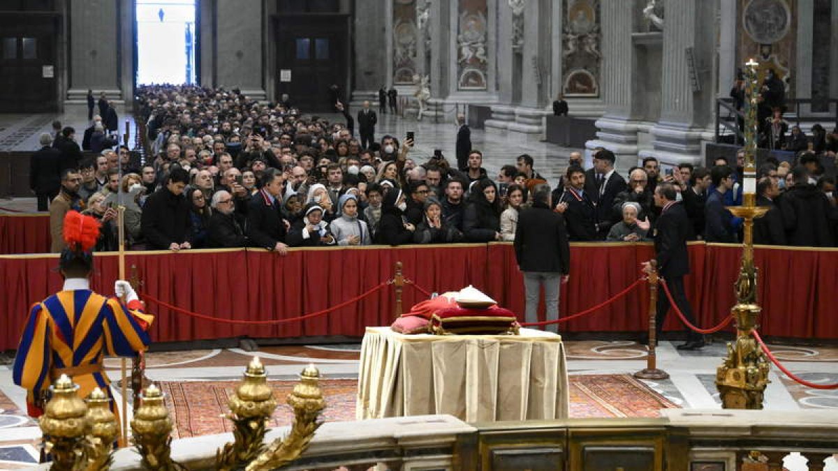 Colas de fieles ayer en la basílica de San Pedro para despedir al papa emérito. VATICAN MEDIA