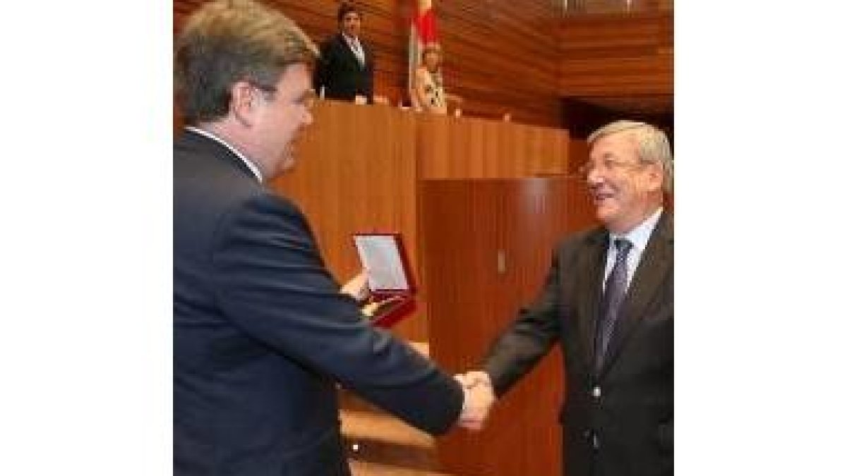 Solares toma posesión como nuevo procurador