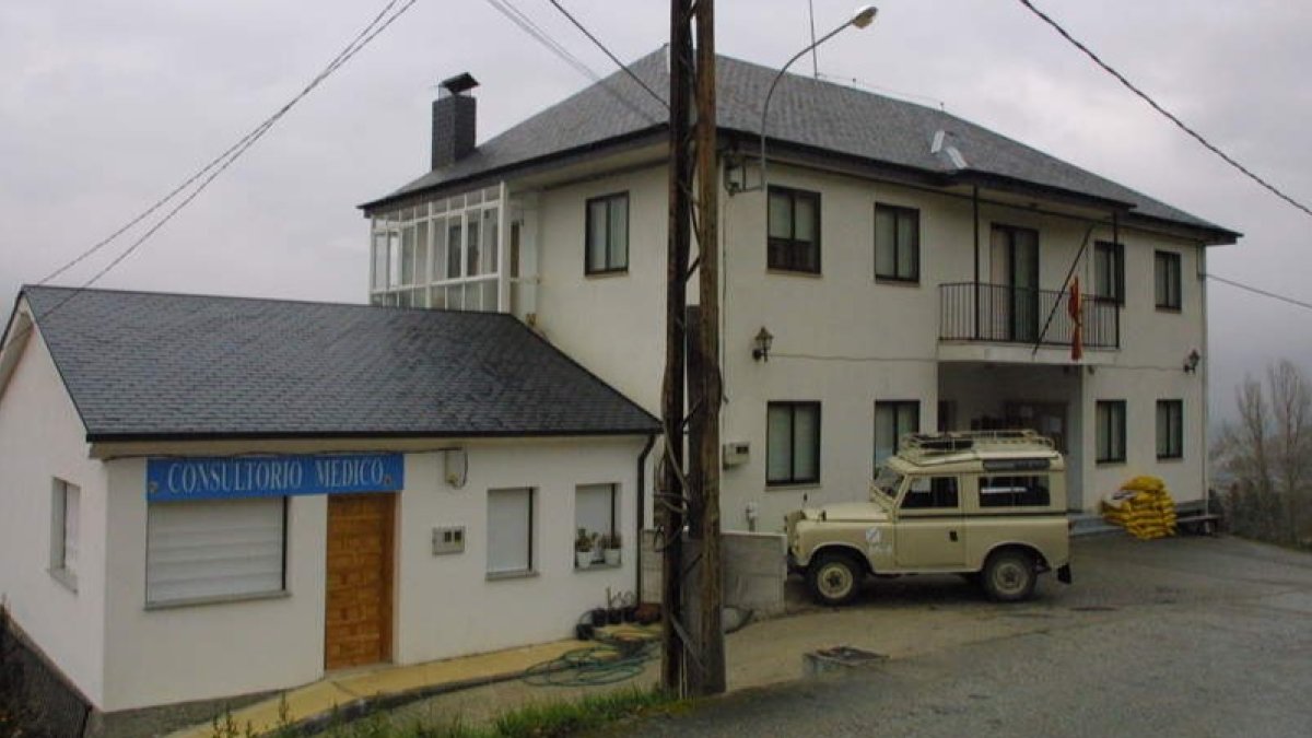 El caso a juzgar tuvo lugar en las dependencias del Ayuntamiento de Benuza, en la imagen. L. DE LA MATA