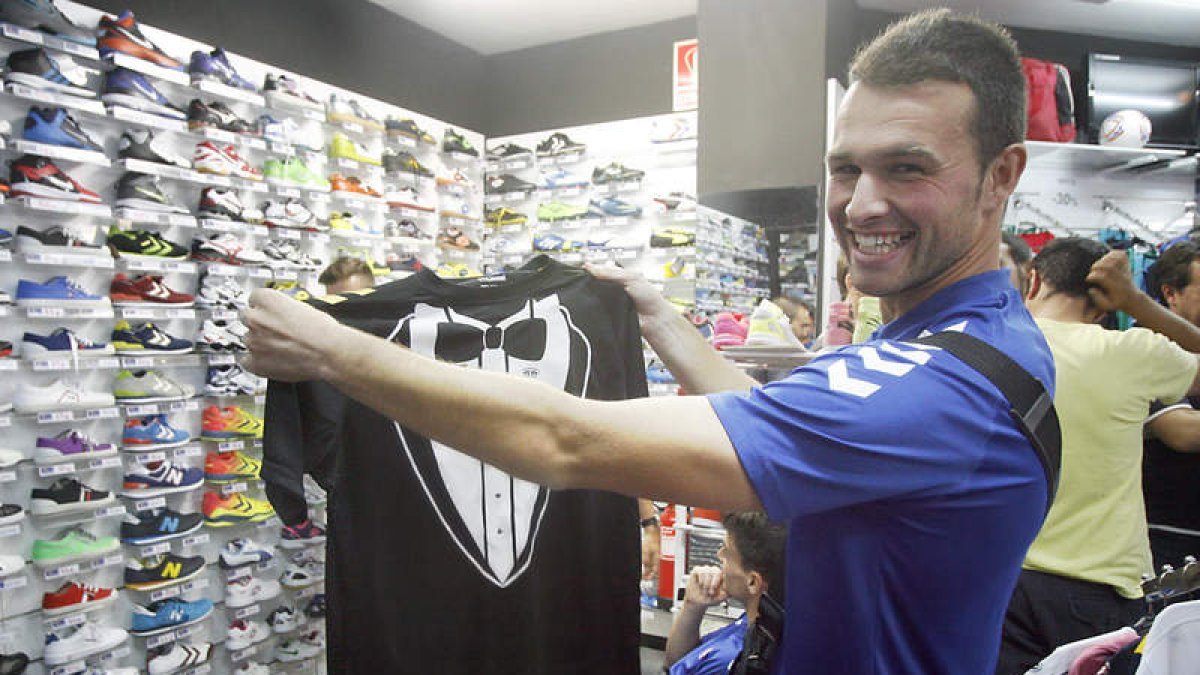 Calzado posa con la camiseta esmoquin de la Cultural.