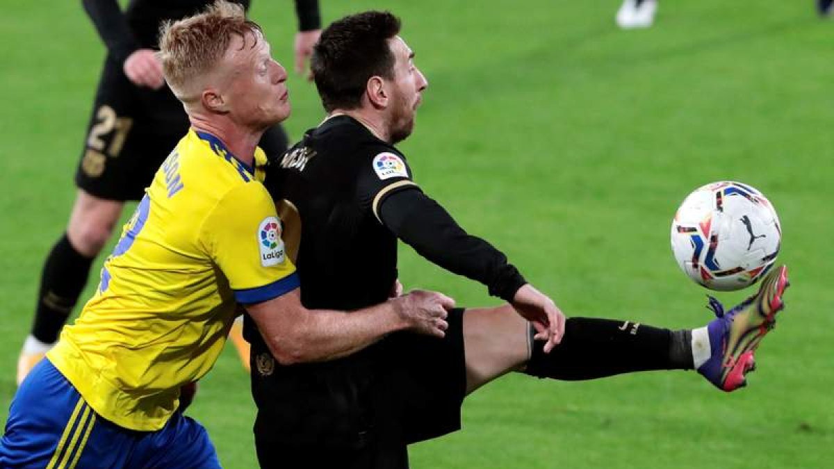 Messi volvió a ser intrascendente en la derrota ante el Cádiz. R. R.
