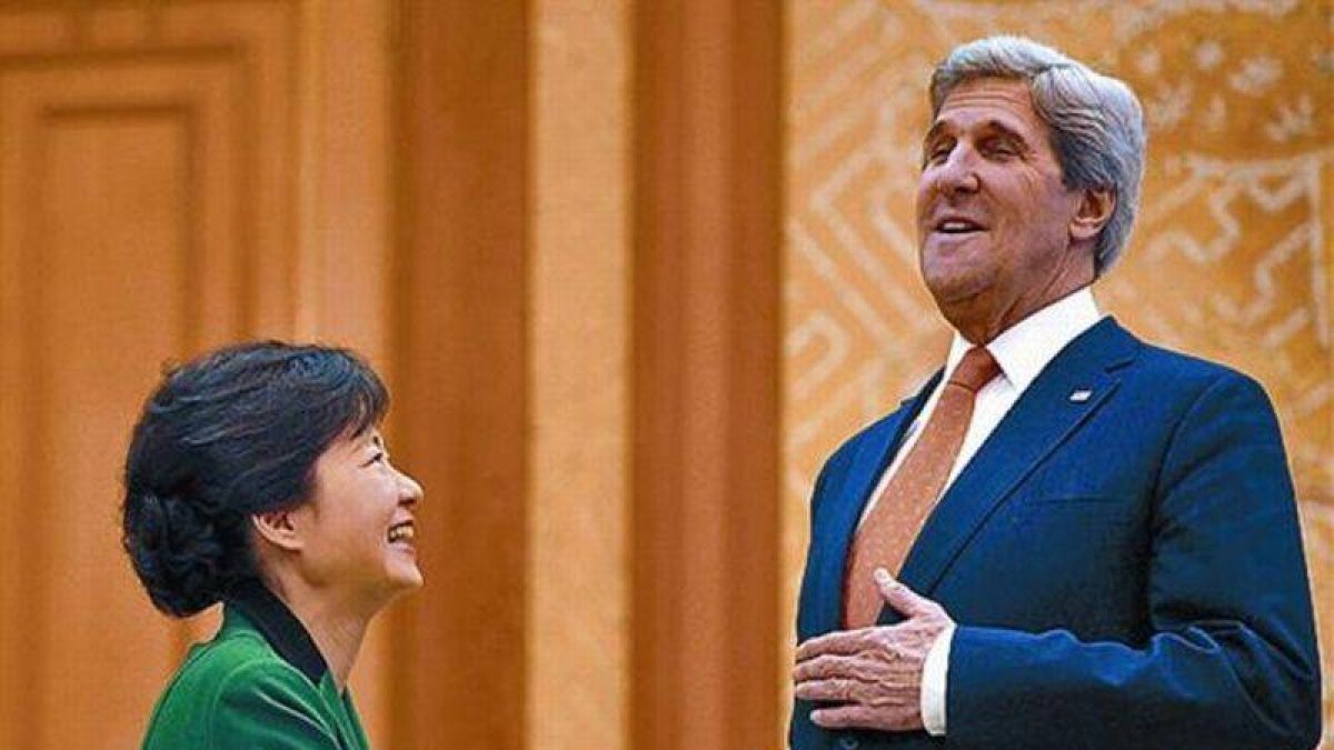 El secretario de Estado John Kerry, con la presidenta Park Geun-hye.