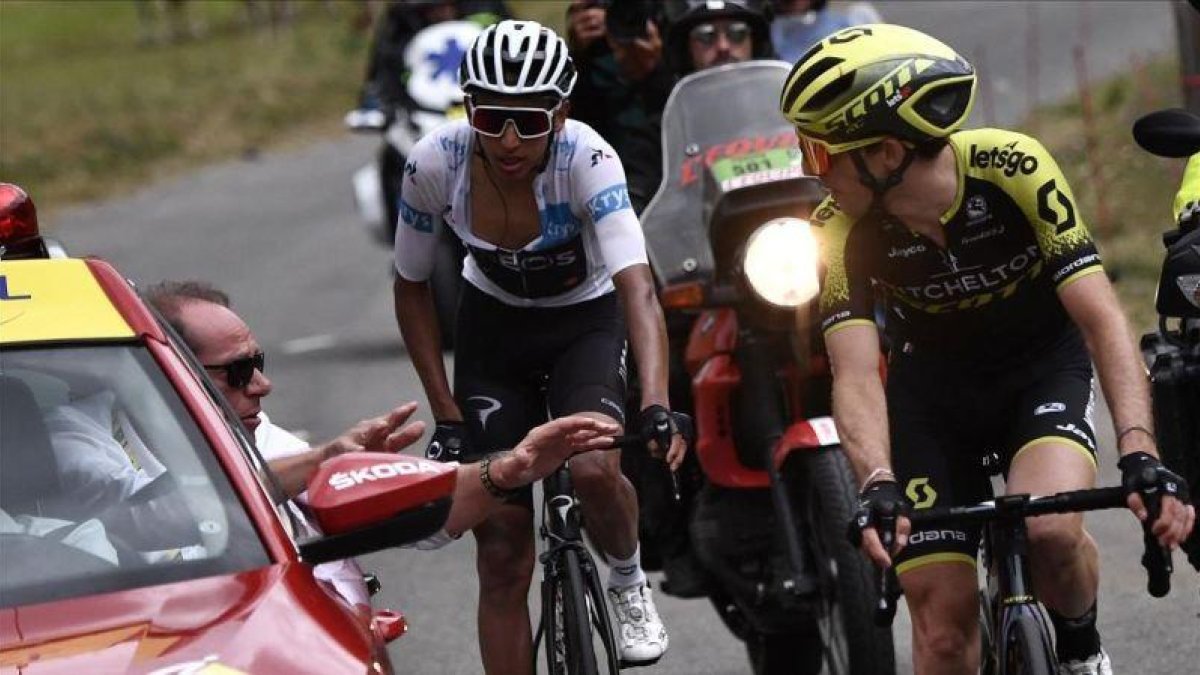 El director del Tour, Christian Prudhomme, anuncia a Simon Yates y Egan Bernal la suspensión de la etapa.