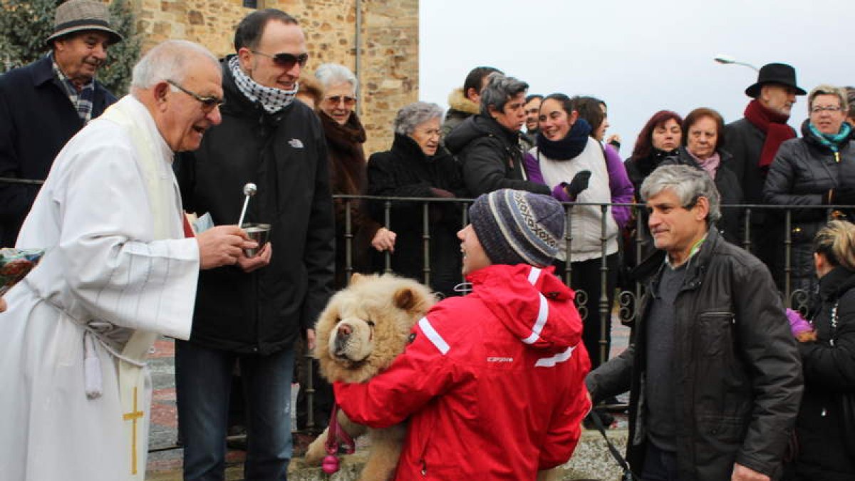 La iglesia del Salvador de La Bañeza acoge el acto desde hace décadas.