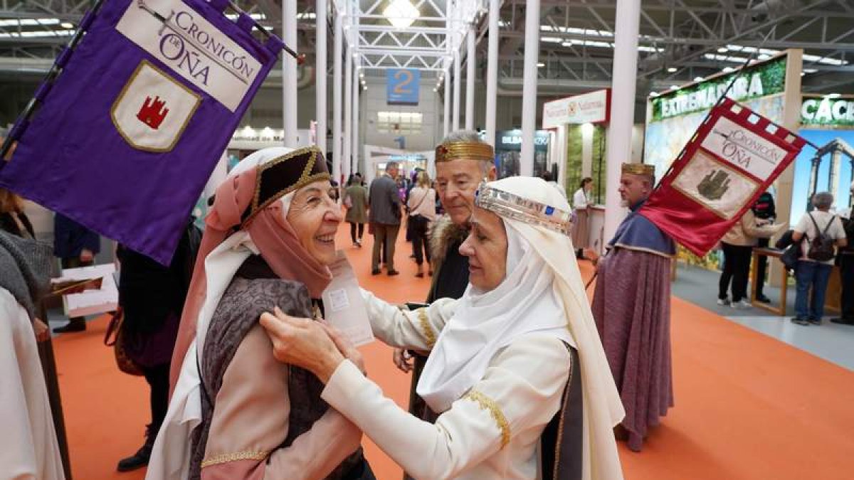 Imagen de dos mujeres vestidas de época en una edición pasada de Intur.