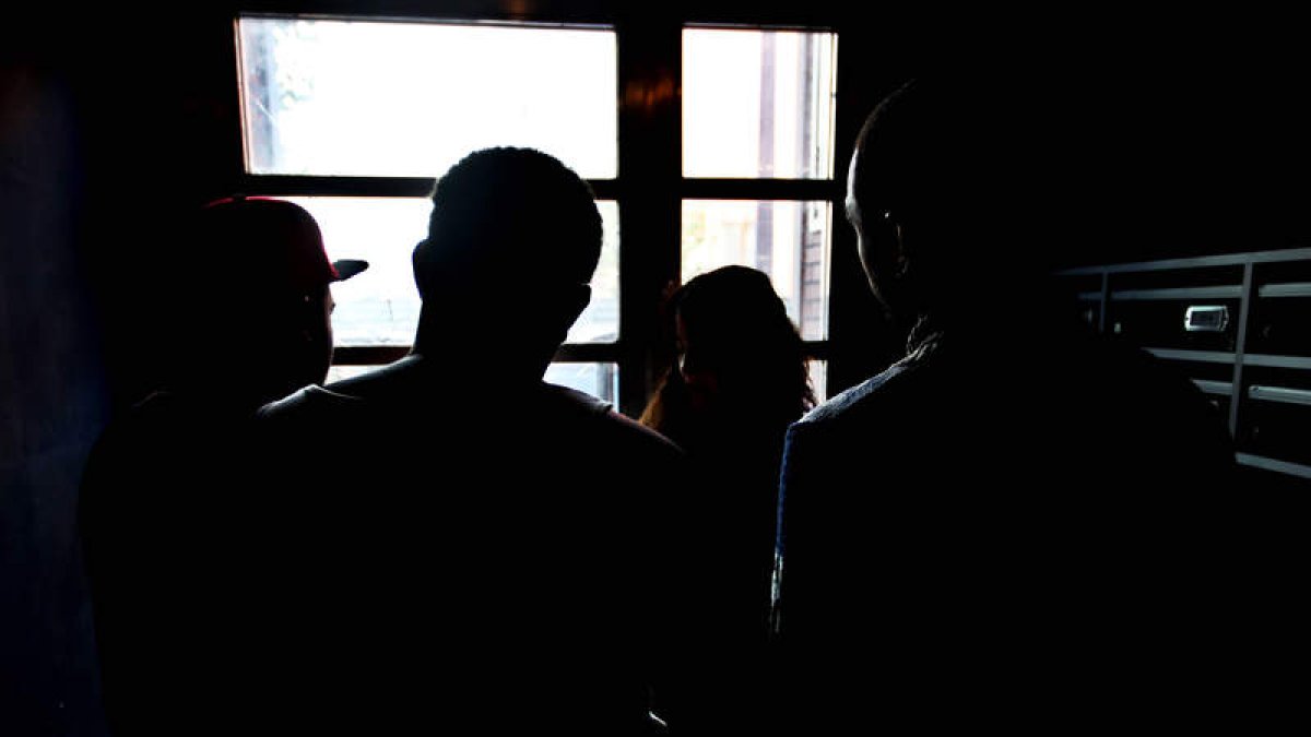 Tres jóvenes dominicanos narran su nueva vida de okupas en el portal del edificio. RAMIRO