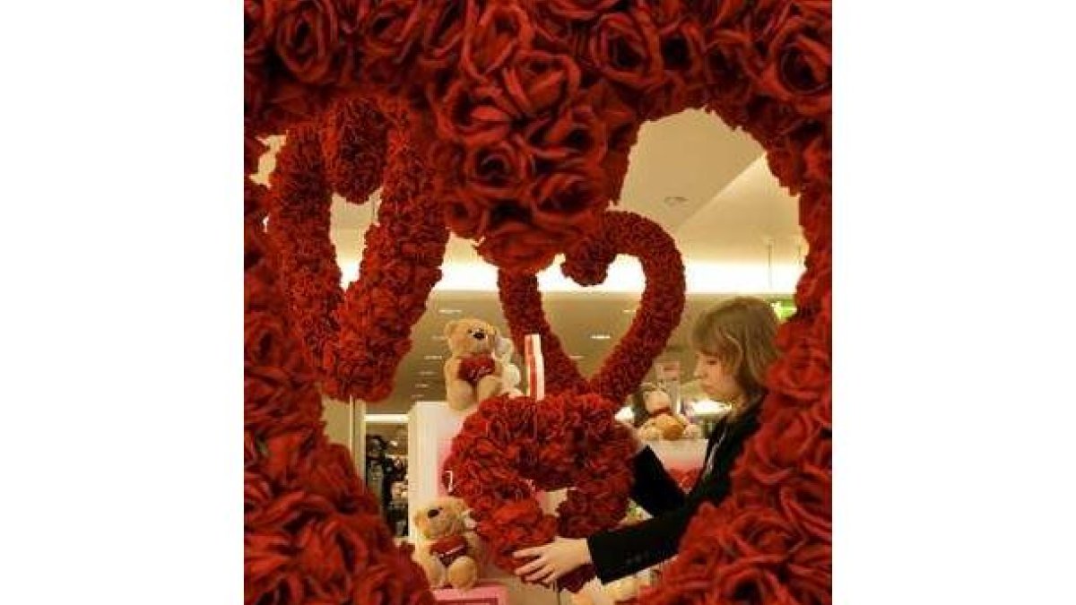 Varias motivos florales en forma de corazón.