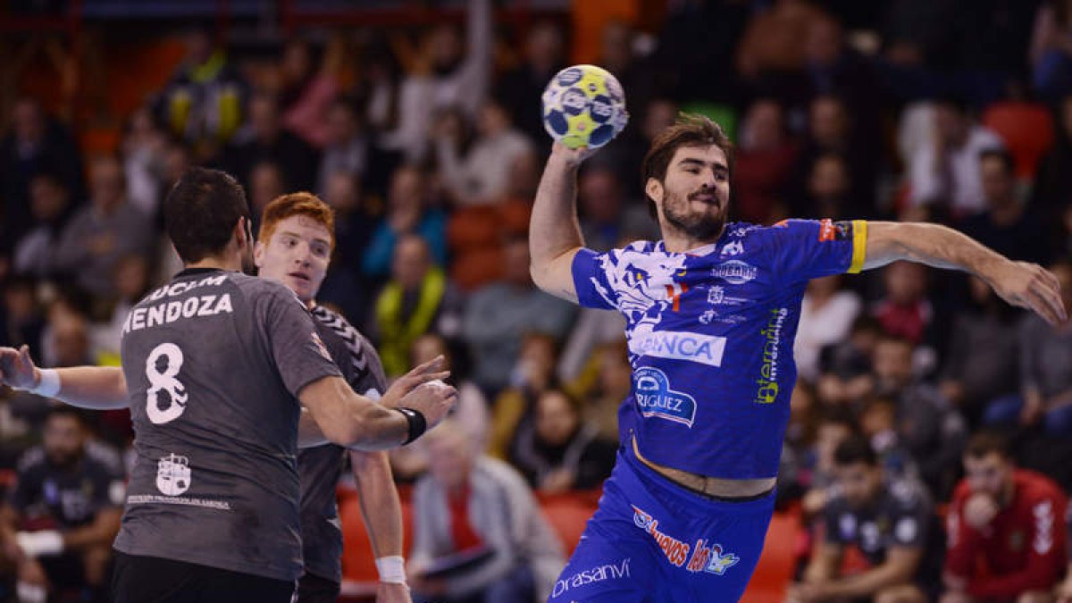 Con tres goles anotados, Simonet fue uno de los jugadores más destacados en el ataque de un Abanca Ademar que venció a uno de sus rivales directos. OVIDIO PÉREZ