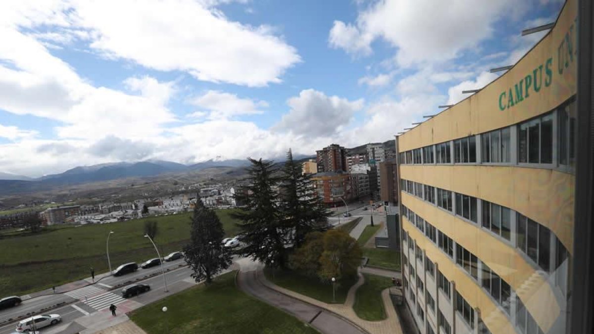 Edificio central del Campus de Ponferrada.