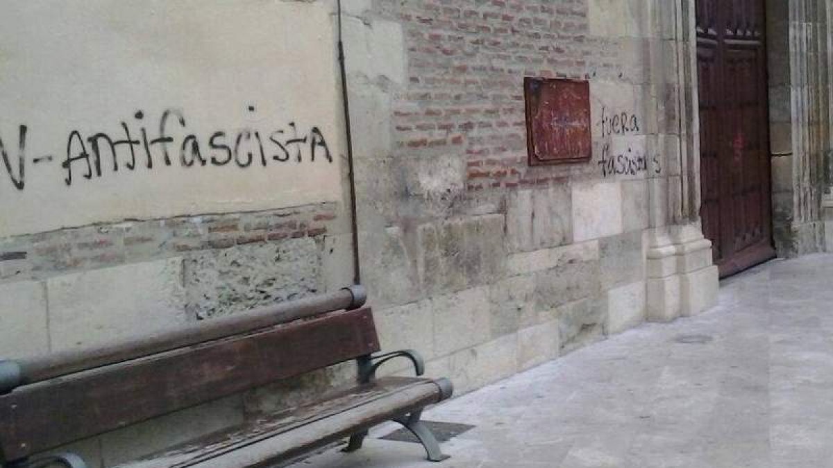 Imagen de algunas de las pintadas que aparecieron ayer en la iglesia de Santa Marina