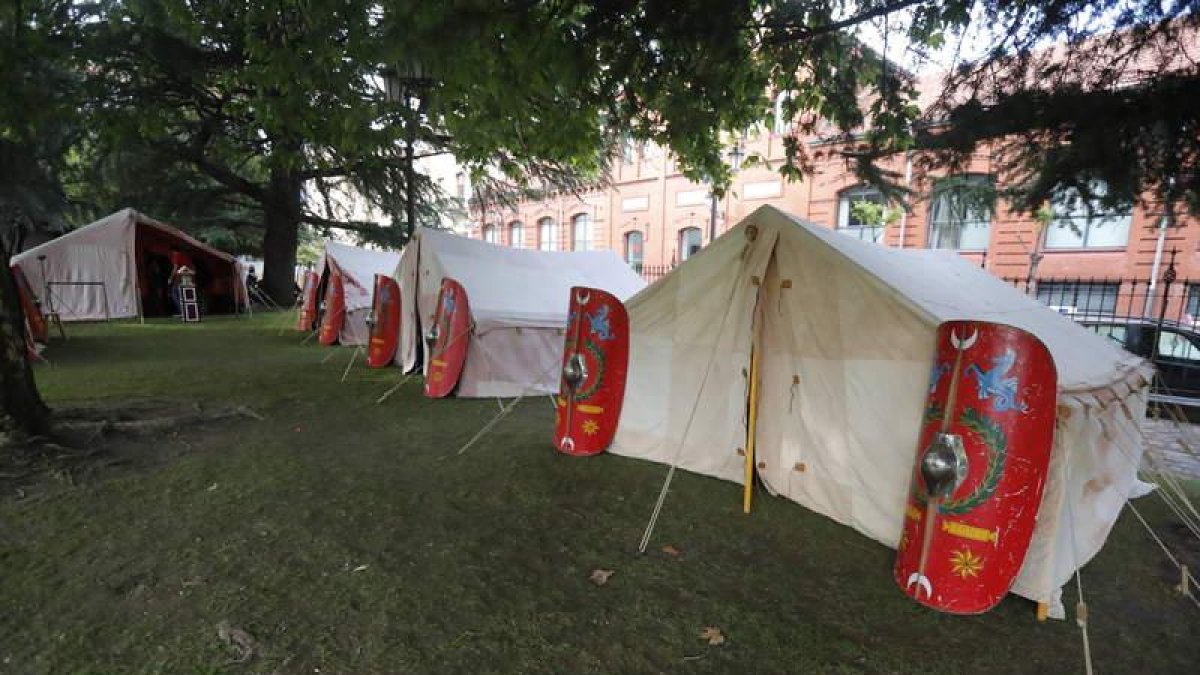 Campamento romano en el jardín del Cid; a la derecha, la Legio VII con muñecos Playmobil. RAMIRO / FERNANDO OTERO PERANDONES