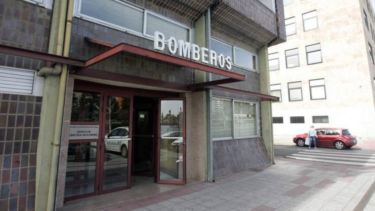 Entrada principal del parque de Bomberos de León, en la avenida Sáenz de Miera.
