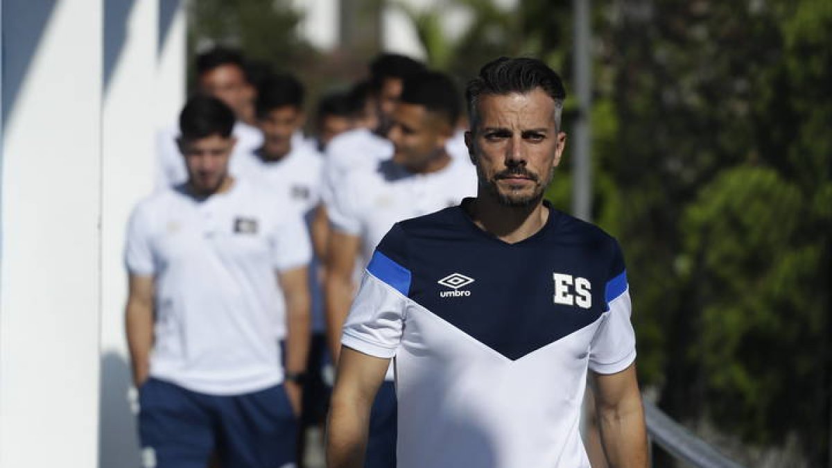 Rubén de la Barrera debutó con mal pie como seleccionador de El Salvador. RODRIGO SURA
