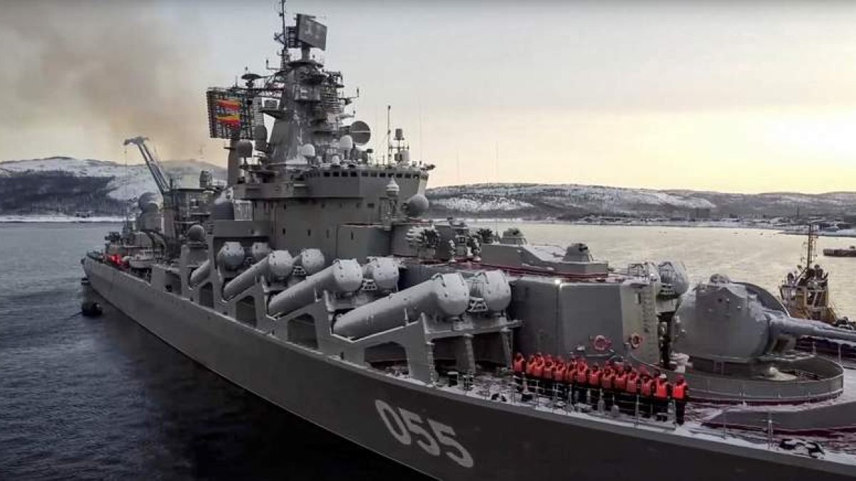 El crucero de guerra ruso Marshall Ustinov ayer, en aguas de conflicto. RUSSIAN DEFENSE MINISTERY