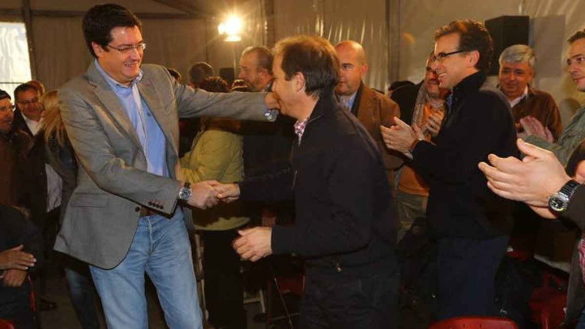 Óscar López arropado por los simpatizantes leoneses ayer a su llegada a la Era de Trobajo.