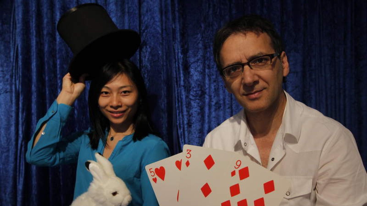 Huang Zheng y Juan Mayoral con los elementos típicos en los números de magia.