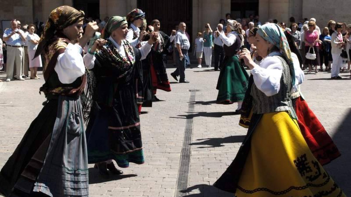 Imagen del Grupo de Danzas Coyanza actuando en una edición pasada del Día de Asturias.