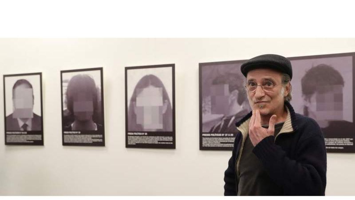 El artista Santiago Serra junto a su obra ‘Presos políticos en la España contemporánea’, que fue descolgada de la feria Arco. BALLESTEROS