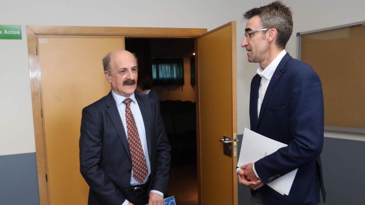El director de la Fgulem y el vicerrector del Campus de Ponferrada, en la presentación. L. DE LA MATA