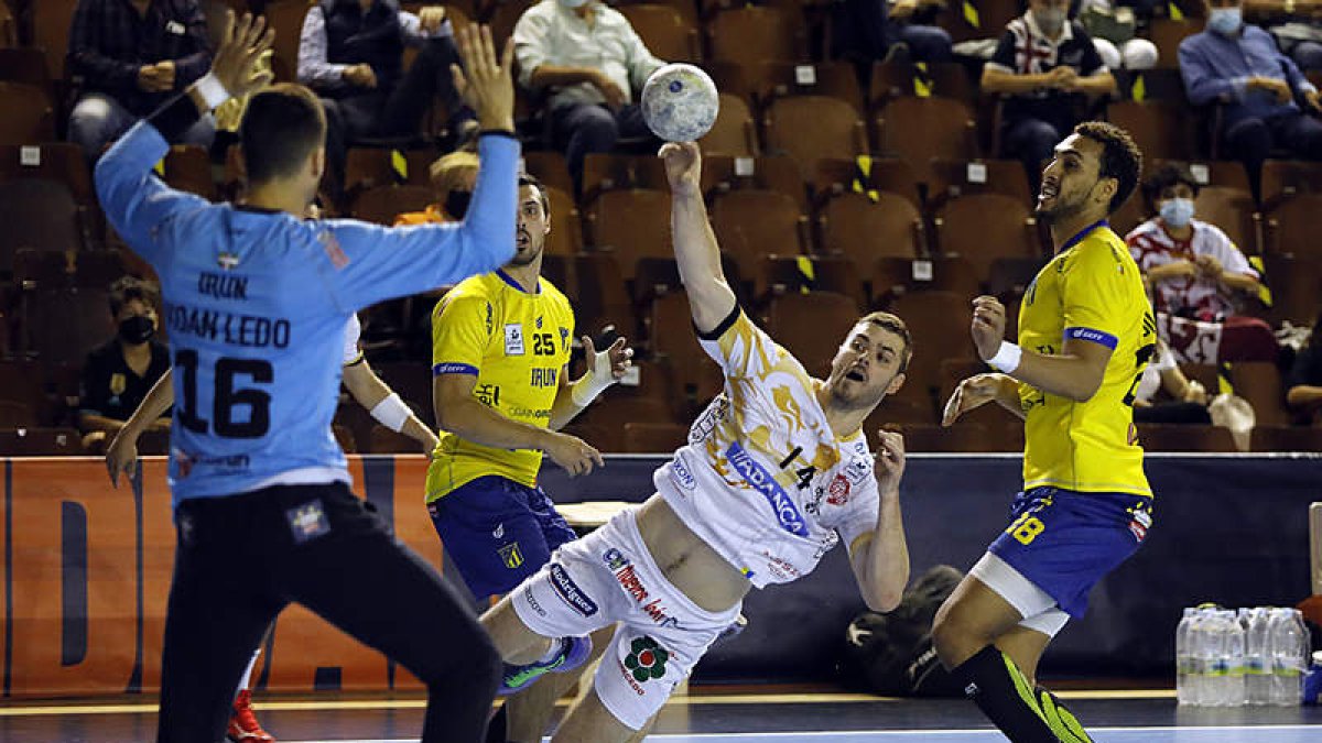 Milosavljevic será baja para la fase final de la Copa del Rey que se disputa en Antequera. MARCIANO PÉREZ