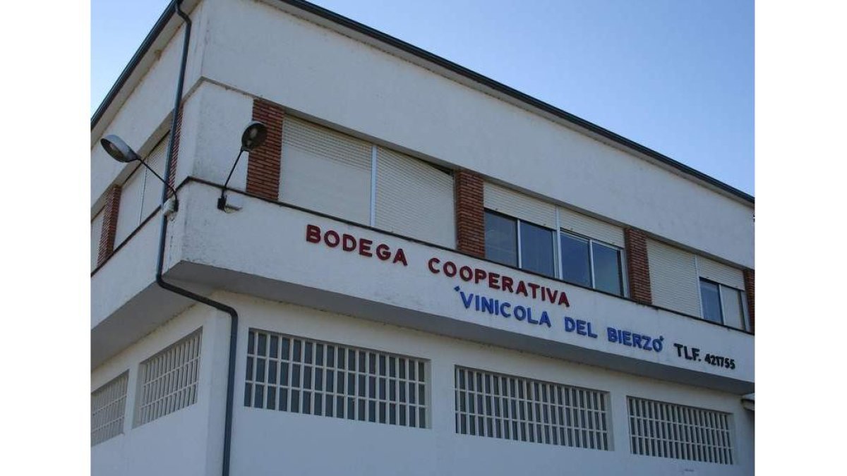 Fachada princi-pal de la nave de elaboraciónde Vinícola del Bierzo. Una de almacenaje completa las instalaciones.