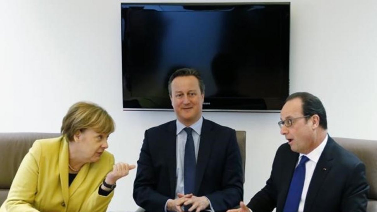 Angela Merkel con David cameron y François Hollande durante la cumbre.