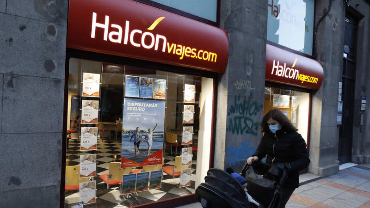 Agencia de viajes de León, cerrada ayer por la tarde. MARCIANO PÉREZ