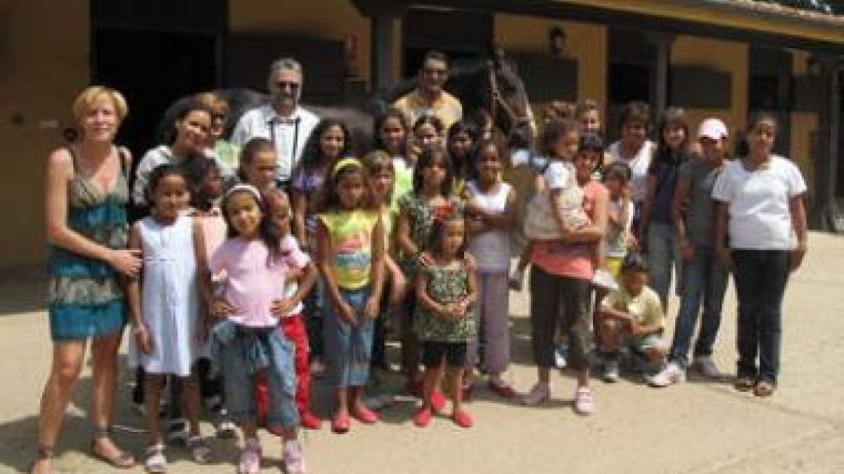 Los niños saharauis, durante su visita a la sede de la fundación.