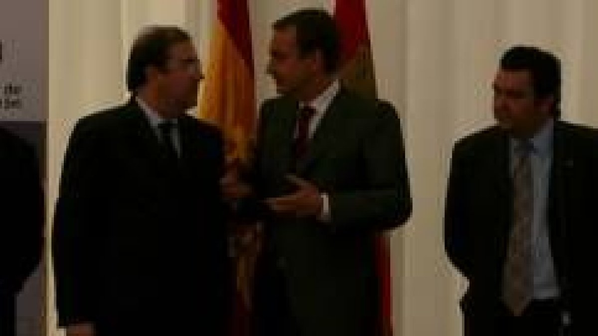 Herrera escucha a Zapatero, el pasado lunes en el Bayo, en presencia del alcalde de Cubillos