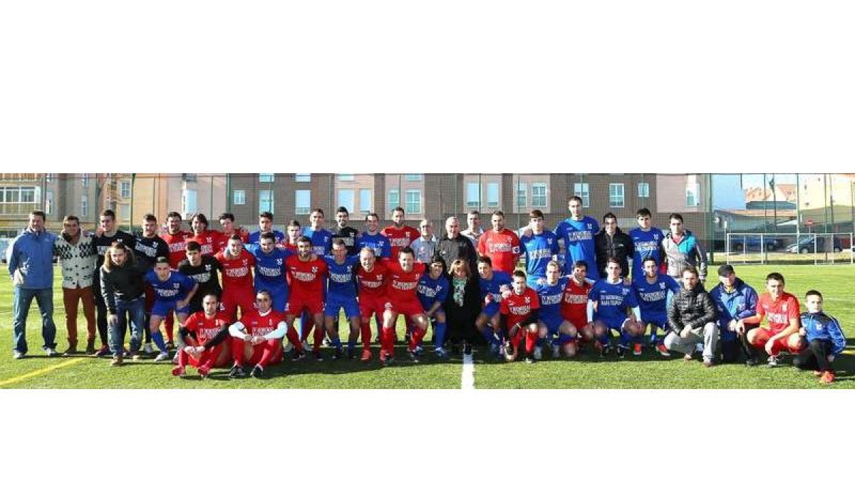 Los jugadores de los dos equipos que participaron en el homenaje a Rafa Tejerina posan todos juntos arropando a la viuda, en el centro, del malogrado presidente.