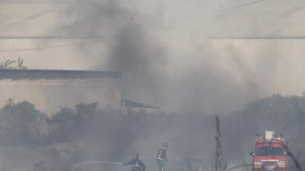 Dos bomberos sofocan ayer el incendio intencionado de Flores donde ardieron tres hectáreas.