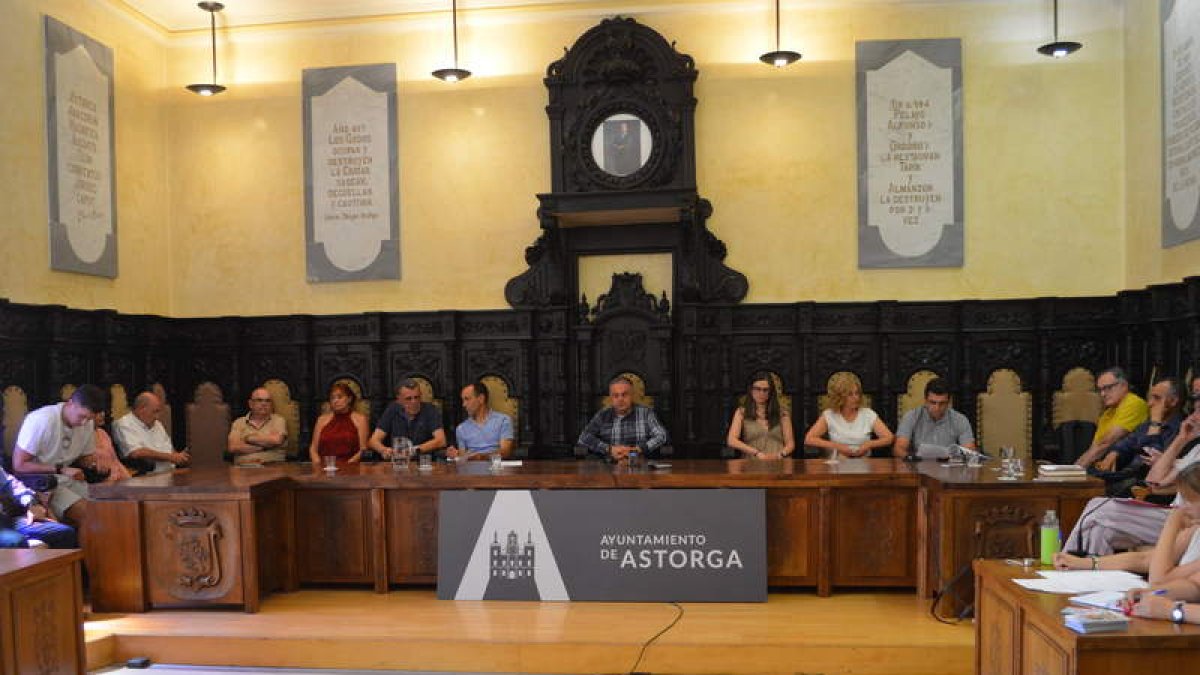 Imagen del pleno celebrado ayer en Astorga. MEDINA