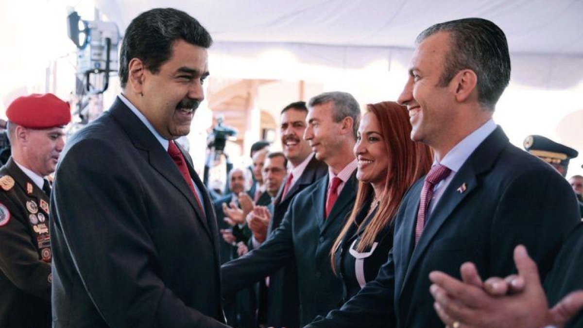 El presidente venezolado, Nicolás Maduro, saluda a su nuevo vicepresidente, Tareck El Aissami.