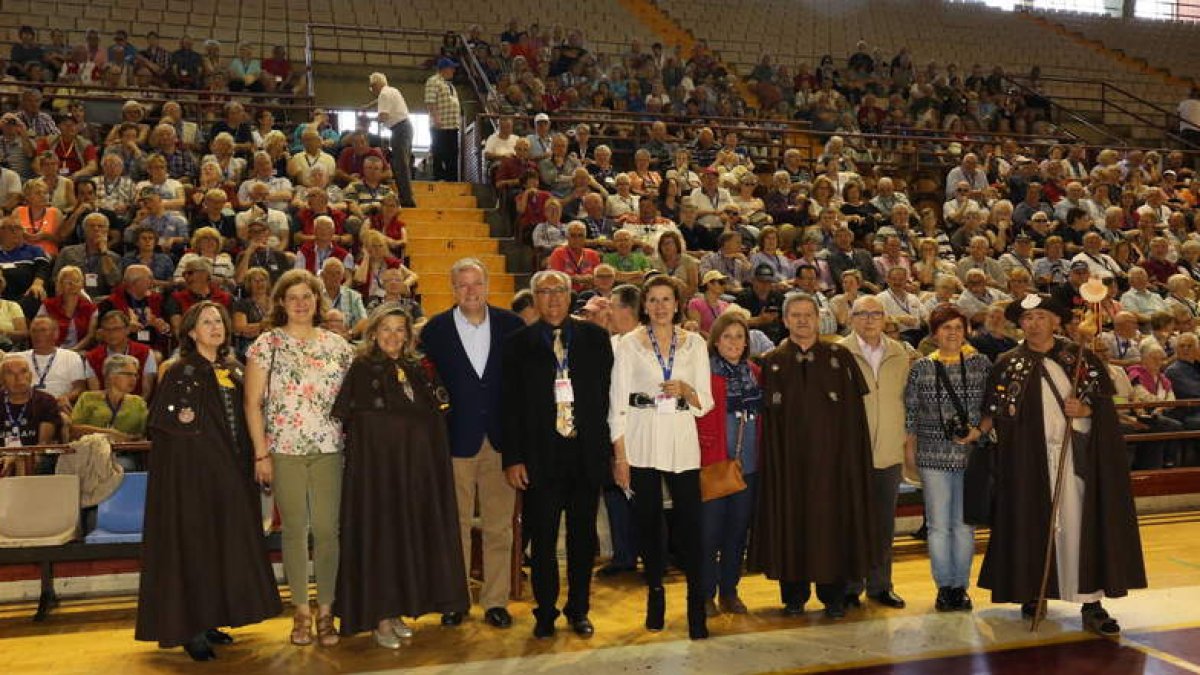 El alcalde, Antonio Silván, recibió ayer a los asistentes al congreso de autocaravanas. CÉSAR