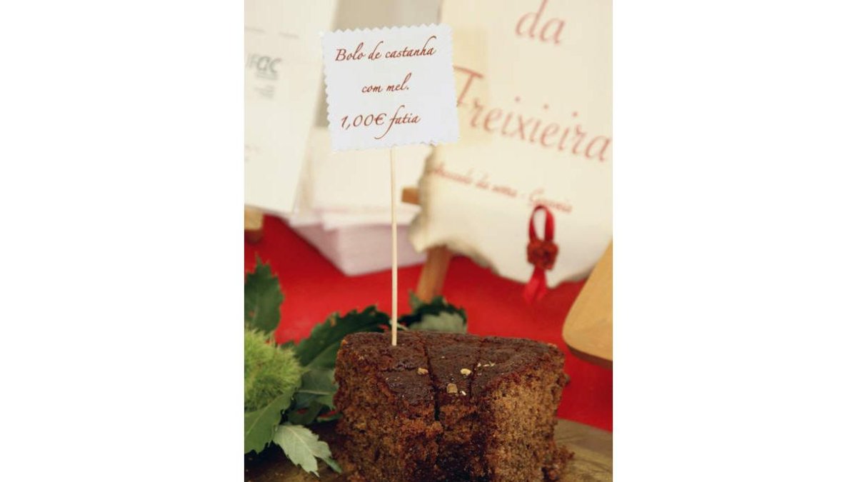 Pastel de castaña con miel en la feria de Folgosinho. CARLOS GARCÍA