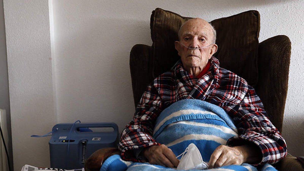 Cesáreo Jurado posa en su domicilio. MARCIANO PÉREZ
