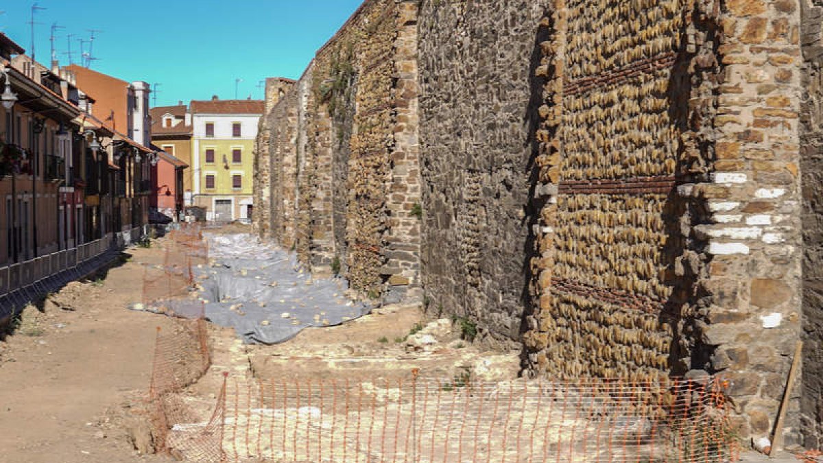 Material geotextil que cubre los restos de los cubos de la muralla. MIGUEL F. B.