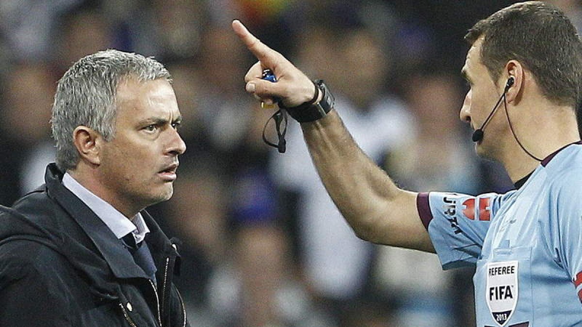Clos Gómez expulsa a José Mourinho en la final de Copa del Santiago Bernabéu.