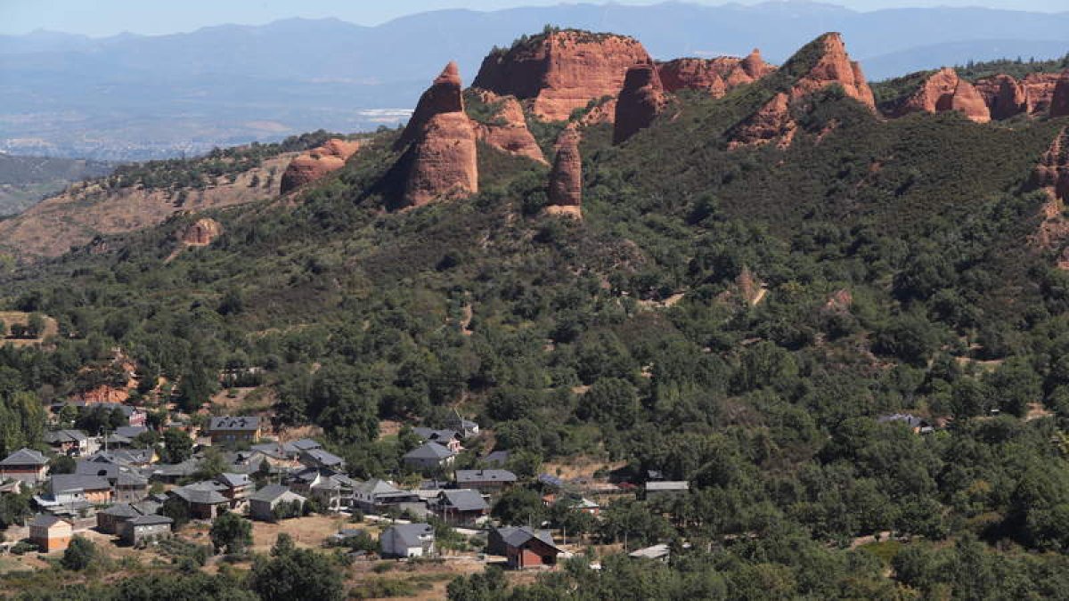 Imagen de archivo de la localidad de Las Médulas, a las puertas del yacimiento Patrimonio de la Humanidad. L. DE LA MATA