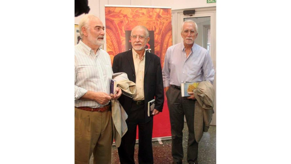 Los escritores Juan Pedro Aparicio, José María Merino y Luis Mateo Díaz