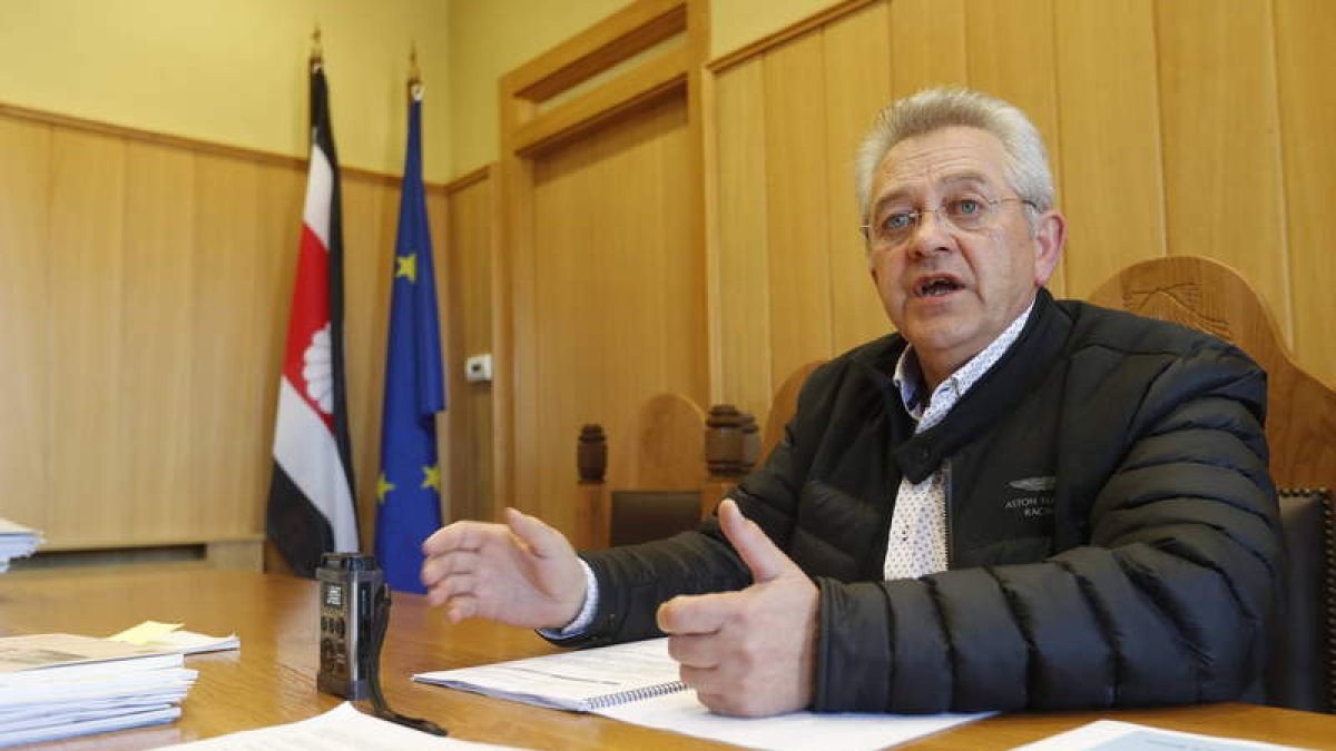 El alcalde, José Miguel Nieto, explica el proyecto.
