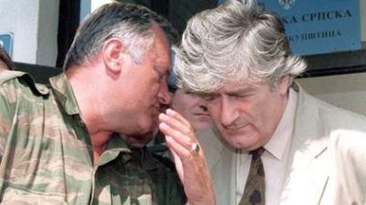 Mladic, junto al líder serbio Karadzic en una fotografía de archivo.
