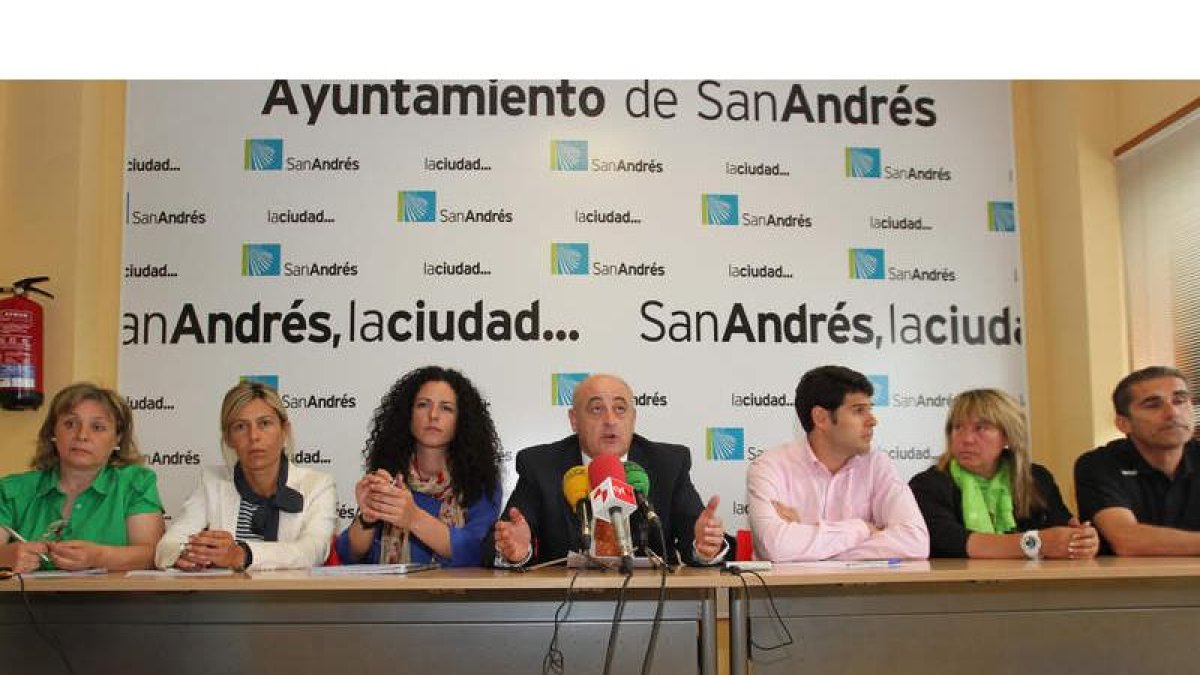 Gregorio Chamorro (en el centro) acompañado por sus concejales en la rueda de prensa.