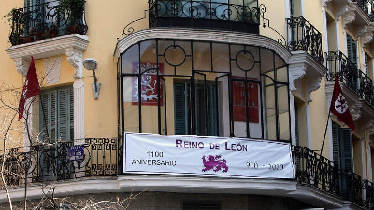 Exterior de la Casa de León en Madrid, en la calle Pez, con una pancarta alusiva al Reino de León. RAQUEL P. VIECO